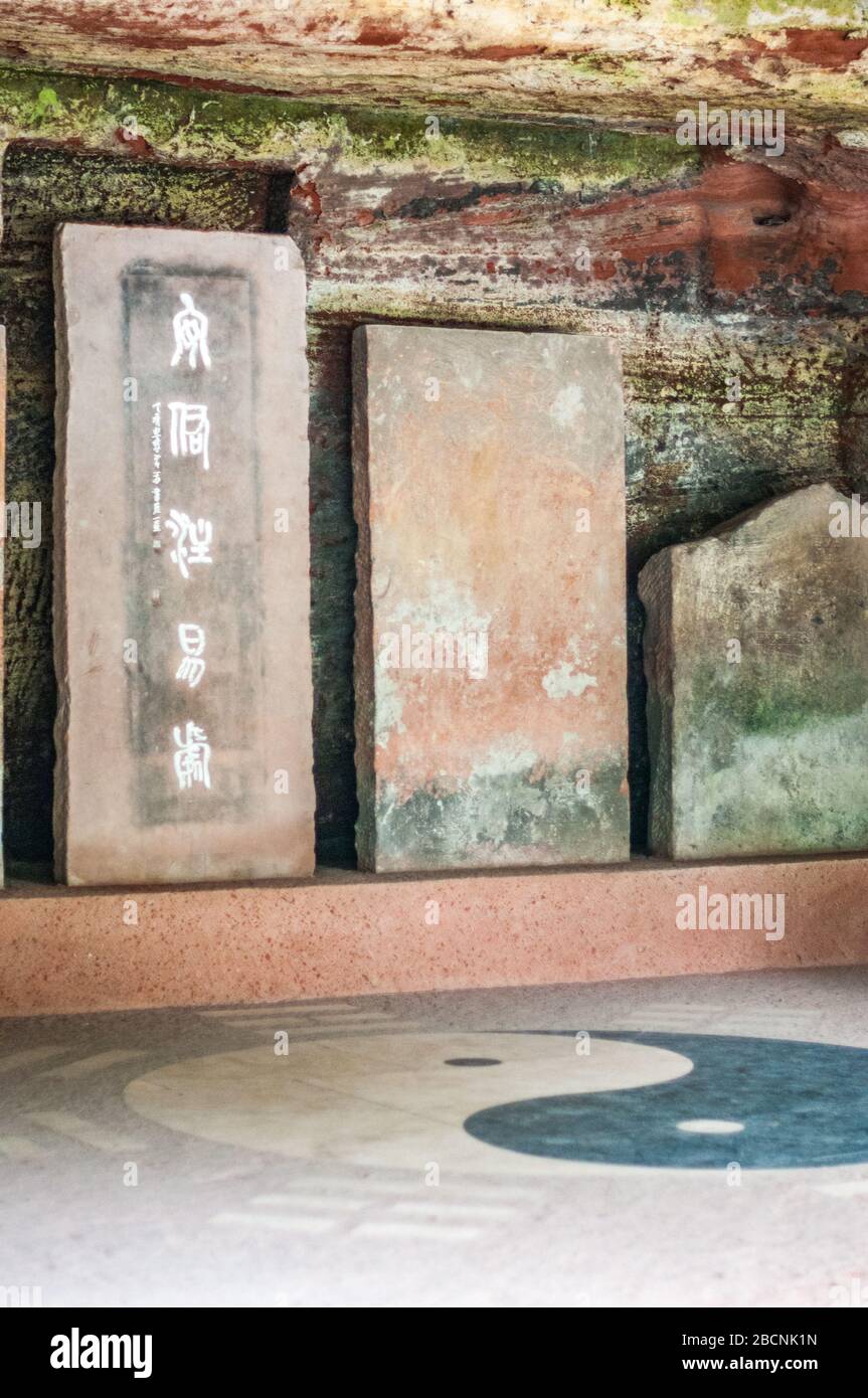 Stèles de Temple Lingyun, y compris les symboles Taoïste et Yin Yang Bagua. Leshan, province du Sichuan, Chine Banque D'Images