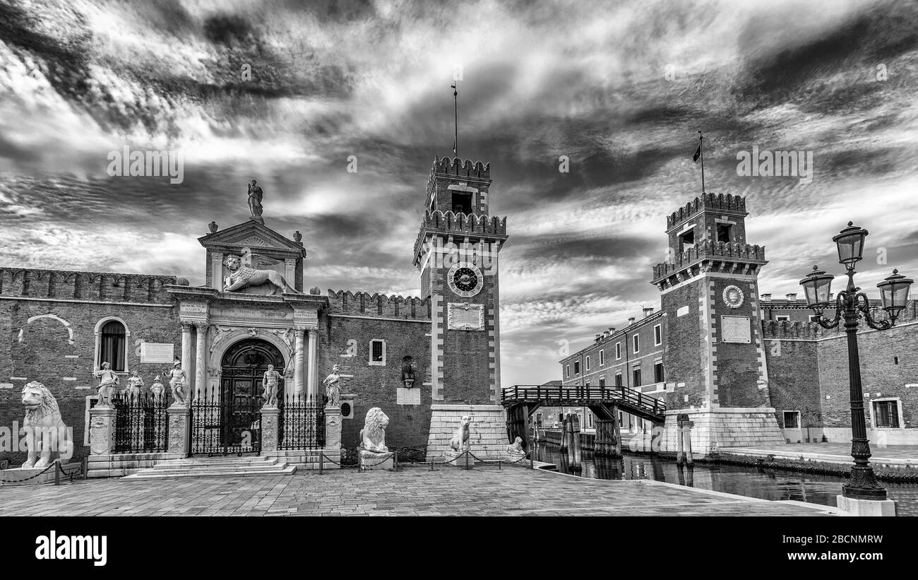 Vue en noir et blanc de l'Arsenal de Venise, Vénétie, Italie, contre un ciel dramatique Banque D'Images