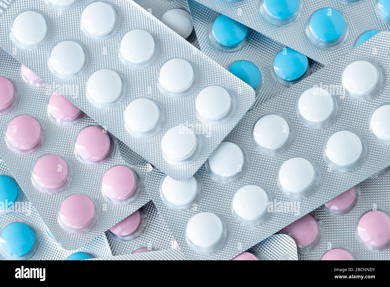 Pile de comprimés ronds colorés gros plan, fond de texture. Tas de comprimés sous blister. Produits pharmaceutiques, concept de pharmacologie. Traitement du médicament Banque D'Images