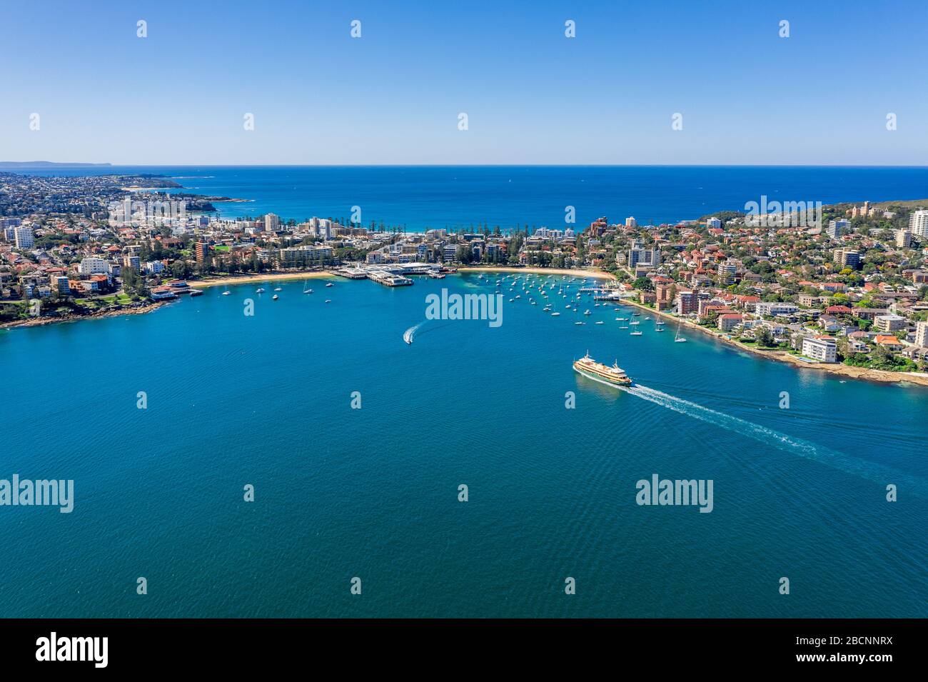 Vue aérienne sur Manly Wharf et Manly, Sydney, Australie. Vue sur la banlieue du port de Sydney depuis le dessus. Vue aérienne sur Sydney North Harbour, Man Banque D'Images