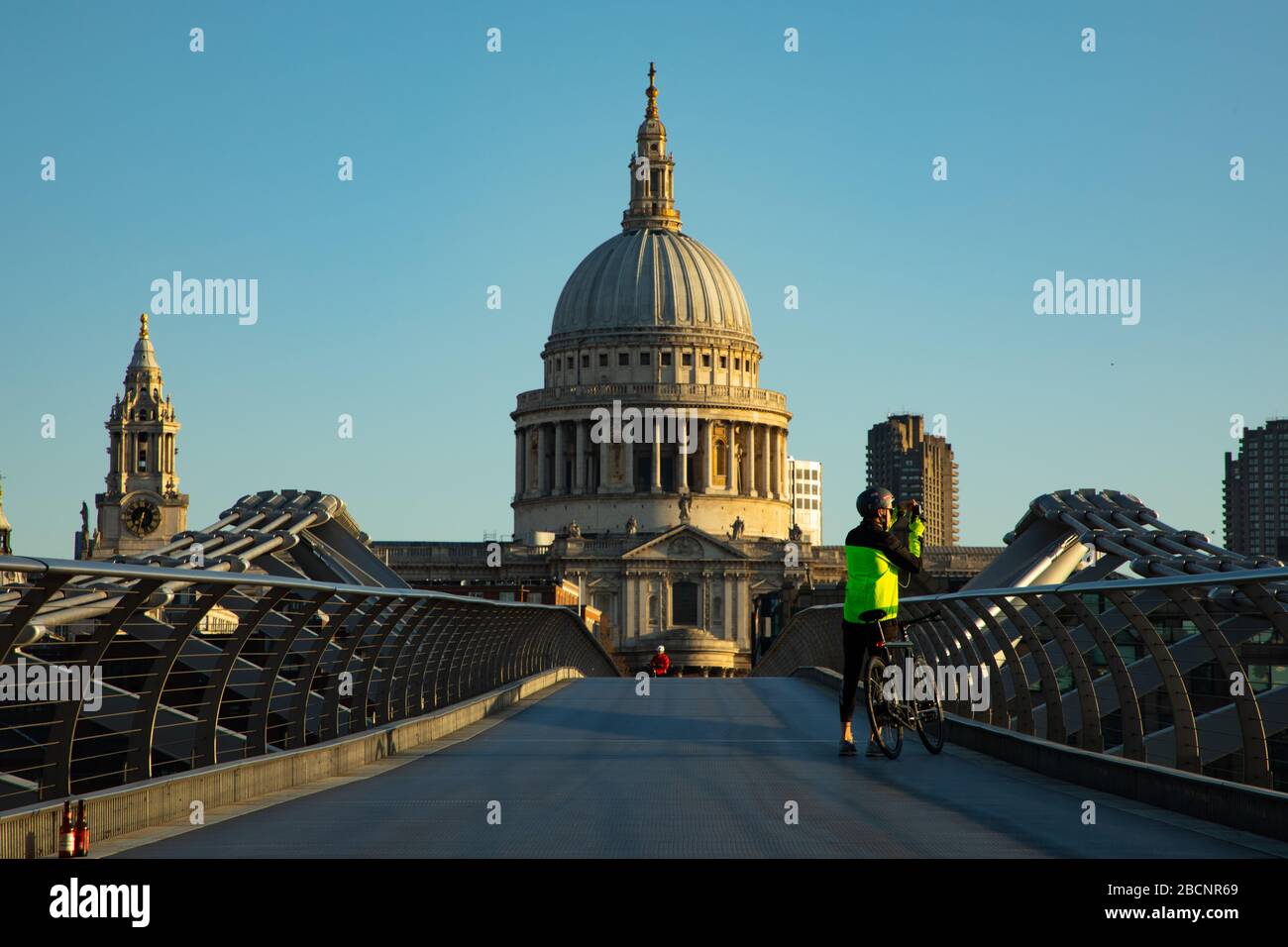 Londres, Royaume-Uni. 05 avril 2020. Un cycliste s'arrête pour une photo sur un pont du Millénaire presque vide pendant le verrouillage de la capitale pour empêcher la propagation de Covid 19. Crédit: David Parry/Alay Live News Banque D'Images