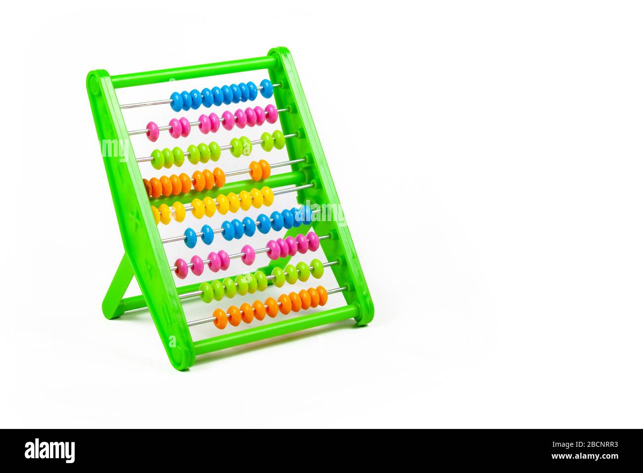 Outil abacus coloré, objet jouet isolé sur fond blanc, couper Beads au hasard aligné enseignement des mathématiques pour enfants, les mathématiques élémentaires pour enfants Banque D'Images