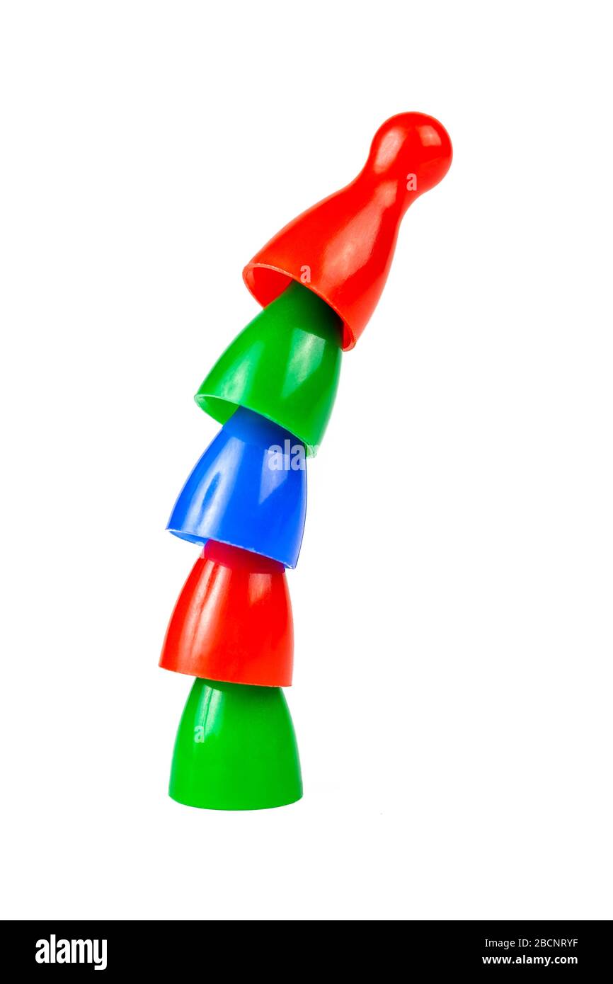 De petites pièces de jeu placées debout les unes sur les autres pièces colorées simples courbées symbole tour Teamwork, effort d'équipe atteindre les objectifs Banque D'Images De petites pièces de jeu placées debout les unes sur les autres pièces colorées simples courbées symbole tour Teamwork, effort d'équipe atteindre les objectifs Banque D'Images
