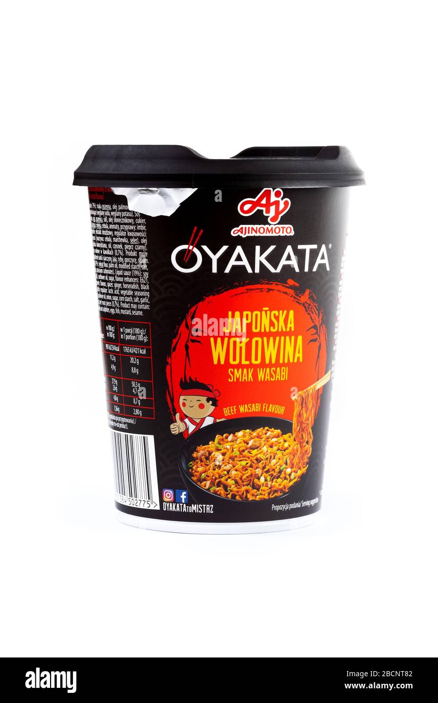 Une tasse en plastique de soupe instantanée japonaise à saveur de boeuf d'Ajinomoto Oyakata, nouilles dans un récipient noir blanc, découpe d'objet, description polonaise Banque D'Images