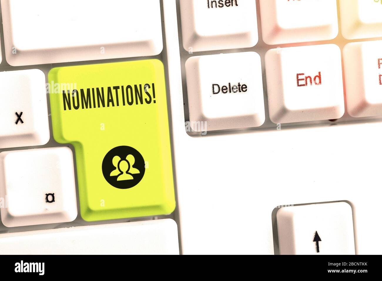 Notez par écrit indiquant les mises en candidature. Concept d'affaires pour l'action de l'état de mise en candidature ou être en nomination aux prix en Banque D'Images