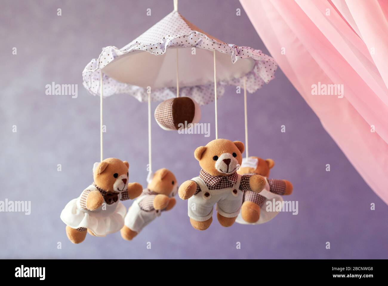 Carrousel mobile de musique de bébé avec petits ours. Carrousel de jouets,  au-dessus du lit bébé. Chambre pour bébé avec élément de fermeture Photo  Stock - Alamy