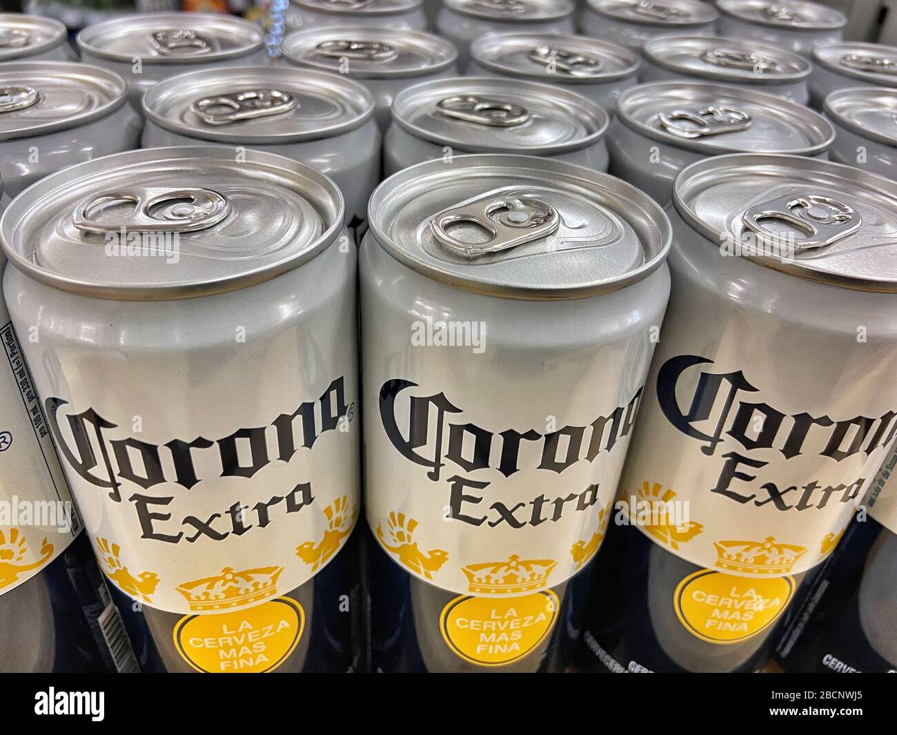 Weimar, Allemagne. 21 février 2020. Bière de la variété Corona Extra dans des boîtes de 0,3 litre chacune est sur les étagères d'un supermarché. Crédit: Soeren Stache/dpa-Zentralbild/ZB/dpa/Alay Live News Banque D'Images