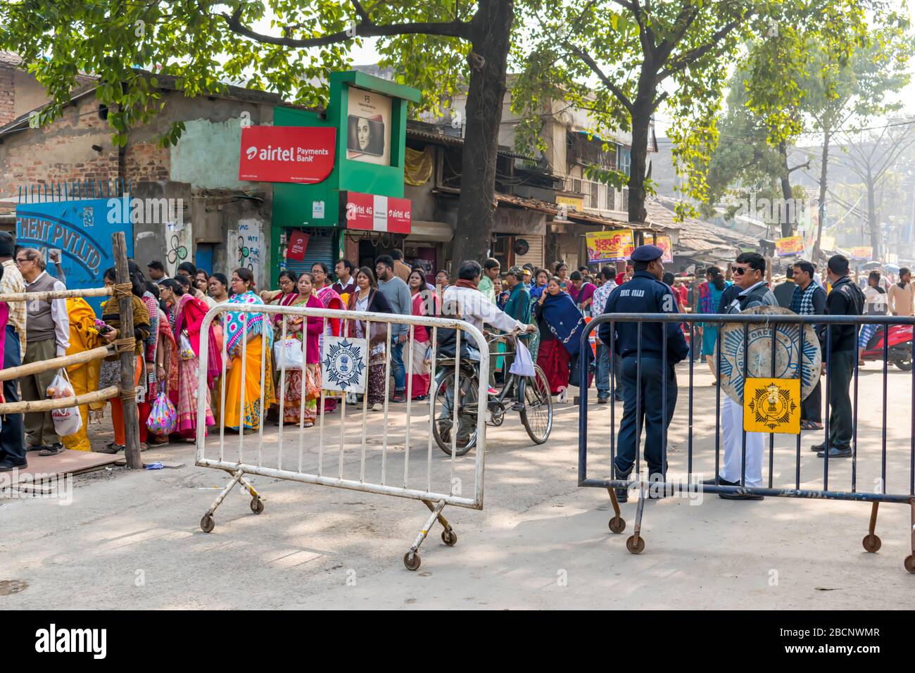 Les gens sont rassemblés sur la route pendant Kolpotoru Utsab, à Cossipore, à Kolkata, au Bengale occidental, en Inde, en janvier 2020 Banque D'Images