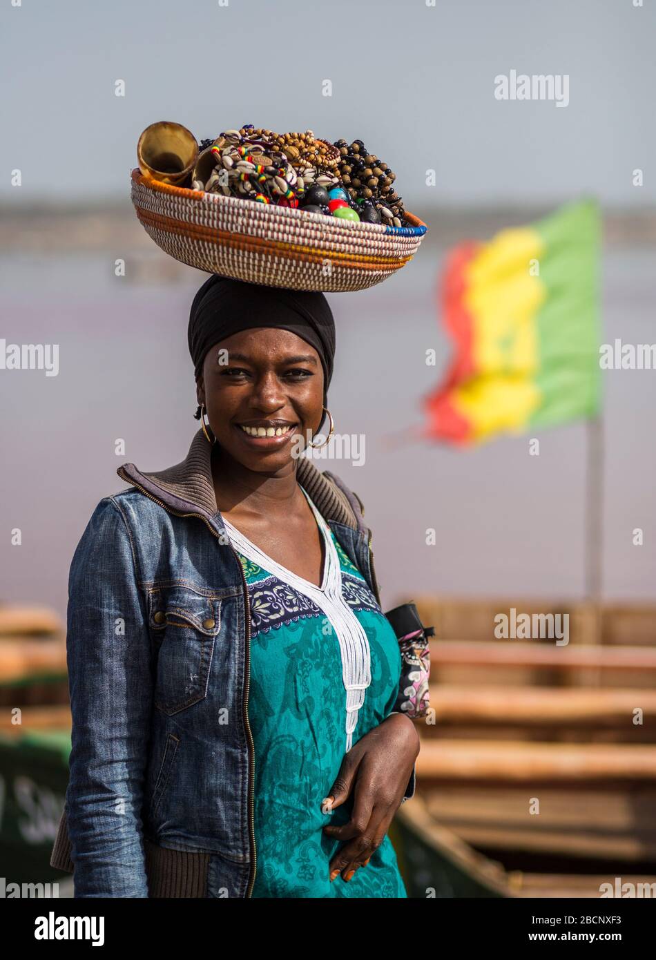 Femmes vendant des œuvres d'art artisanales au lac Pink (lac Retba) du Sénégal Banque D'Images