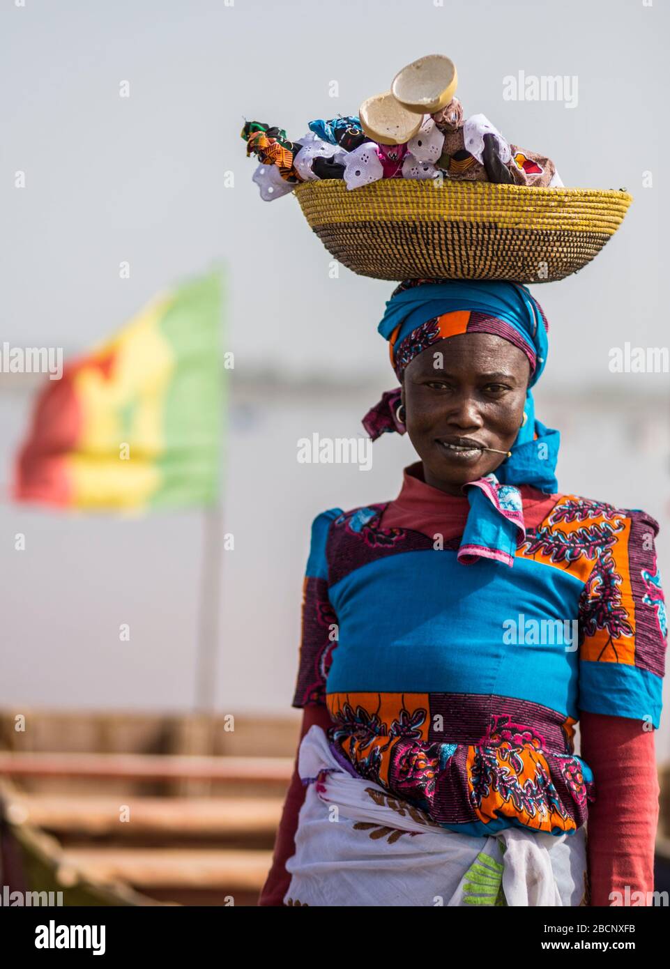 Femmes vendant des œuvres d'art artisanales au lac Pink (lac Retba) du Sénégal Banque D'Images