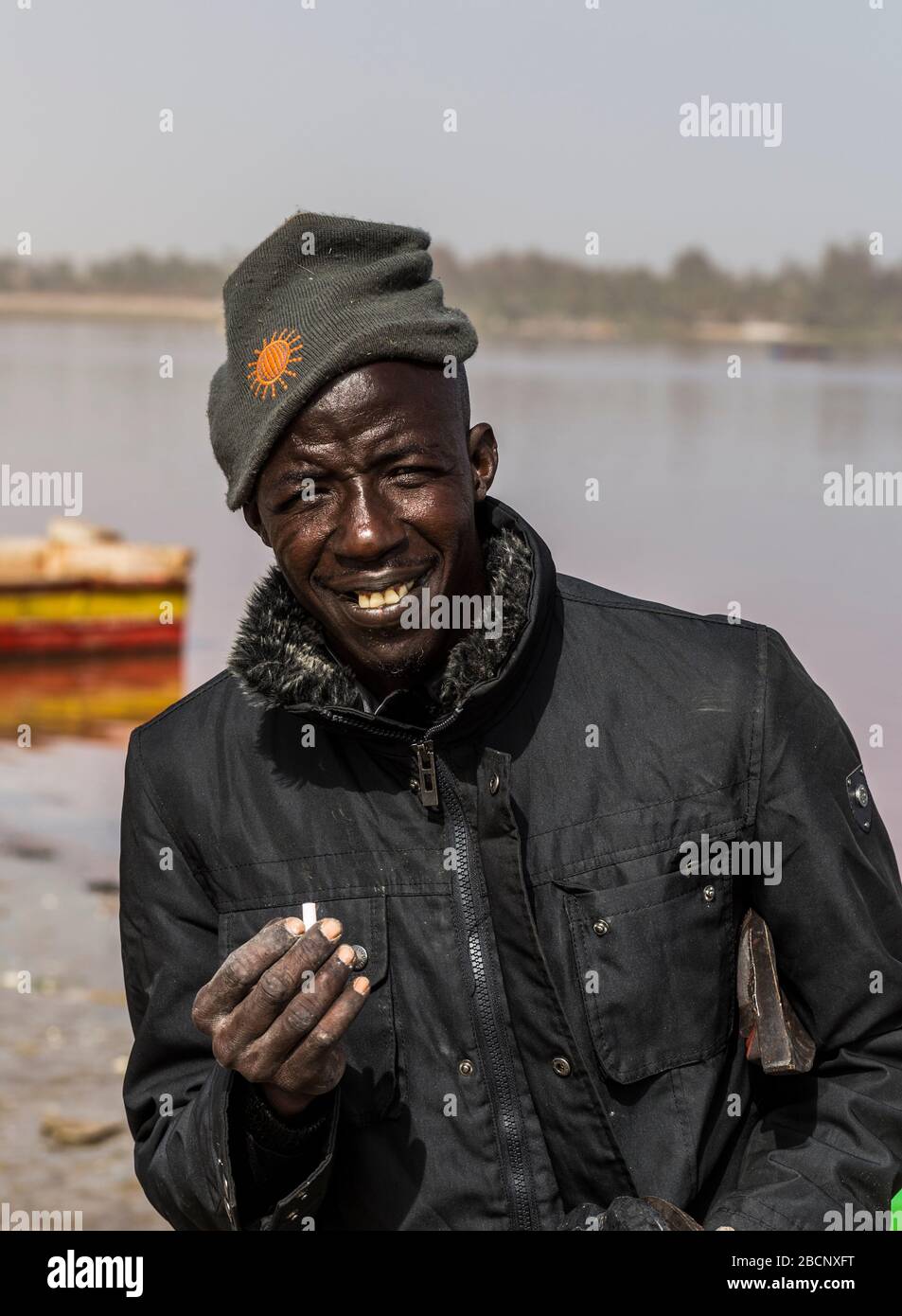 Homme au lac Retba (lac Pink) au Sénégal Banque D'Images