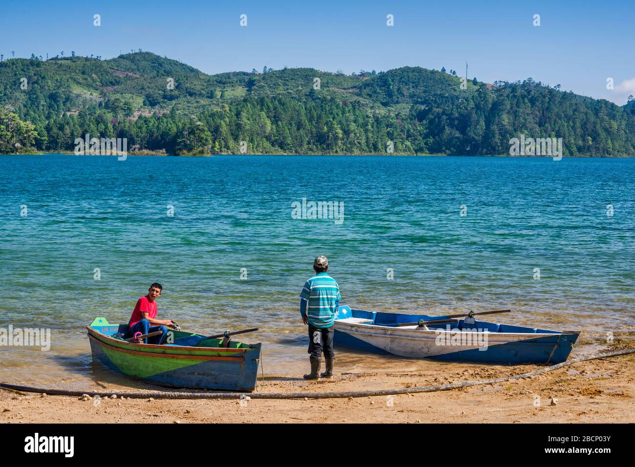 Personnes à des bateaux à Laguna de Montebello au parc national de Lagunas de Montebello, Chiapas, Mexique Banque D'Images