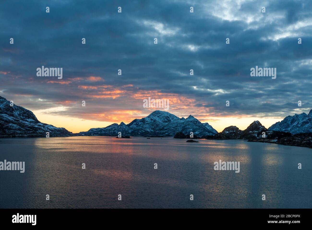 Coucher de soleil spectaculaire sur Raftsundet, le détroit entre Austvågøya et Hinnøya, Vesterålen, Norvège du Nord Banque D'Images