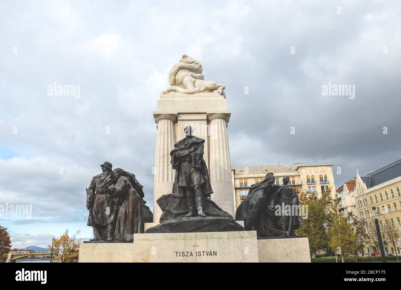 Budapest, Hongrie - 6 novembre 2019 : monument Istvan Tisza dans la capitale hongroise. Statue complexe avec sculpture de politicien hongrois et Premier ministre de l'époque Autriche-Hongrie au milieu. Banque D'Images