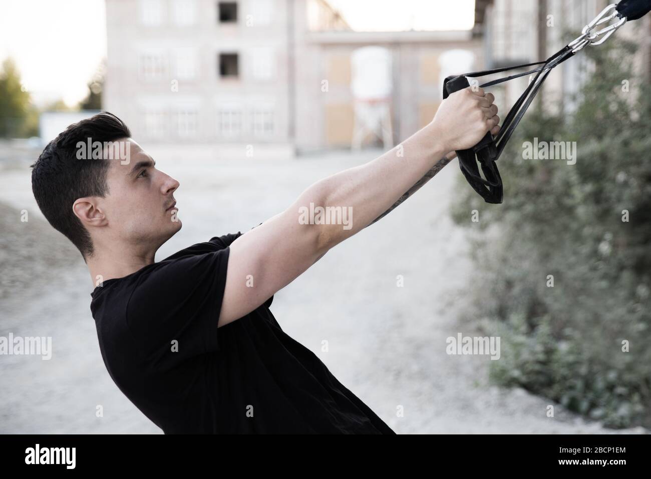 Homme attrayant et musclé faisant du sport Banque D'Images