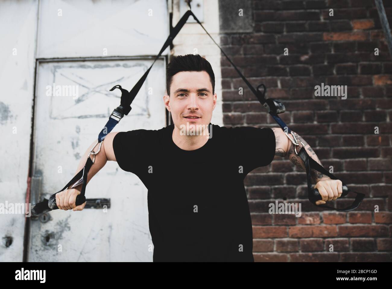 Homme attrayant et musclé faisant du sport Banque D'Images