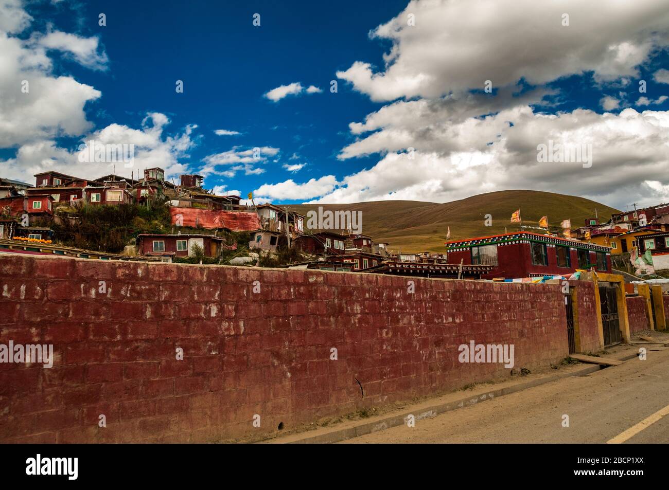 Ville de huttes sur une colline au campement bouddhiste de Yarchen Gar dans la partie tibétaine de la province du Sichuan, en Chine. Banque D'Images