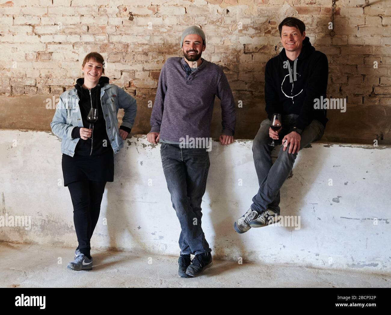 Dobbrikow, Allemagne. 03ème avril 2020. Tina Oldenburg (l-r), oenologue, Hannes Lewerenz, vigneron et oenologue et Gernot Kleinlein, entrepreneur, asseyez-vous et stand dans leur future cave à vin à Dobbrikow dans la municipalité de Nuthe-Urstromtal. Non loin d'ici, les trois réaliseront leur rêve de cultiver leur propre vin. Après Pâques, 3 variétés différentes de vignes seront plantées : Cabernet Blanc, Cabernet Jura et Cabernet Cortis. Crédit: Annette Riedl/dpa/Alay Live News Banque D'Images