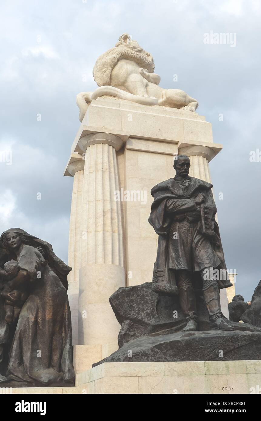 Budapest, Hongrie - 6 novembre 2019 : monument Istvan Tisza dans la capitale hongroise. Statue complexe avec sculpture de politicien hongrois et Premier ministre de l'époque Autriche-Hongrie. Photo verticale. Banque D'Images