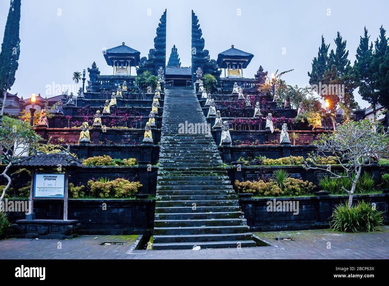 Un immense escalier en haut de la montagne sacrée dans le temple de Pura  Besakih, Bali, Indonésie Photo Stock - Alamy