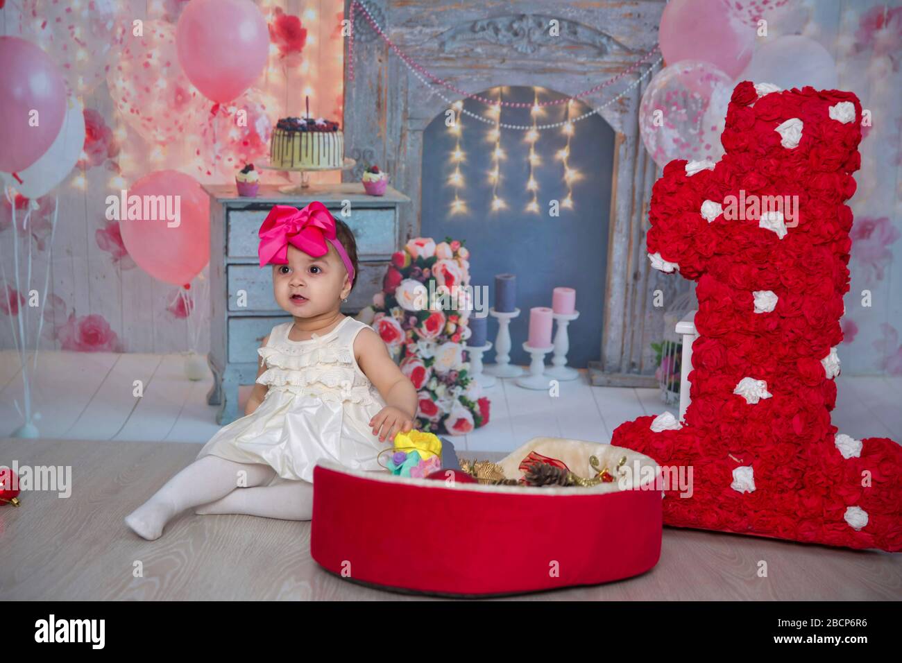 Décoration d'intérieur pour un enfant anniversaire est de 1 an dans .  Décorations pour le premier anniversaire de la fille. Fête pour petite fille.  Numéro un en arrière-plan . Bakou Photo Stock 