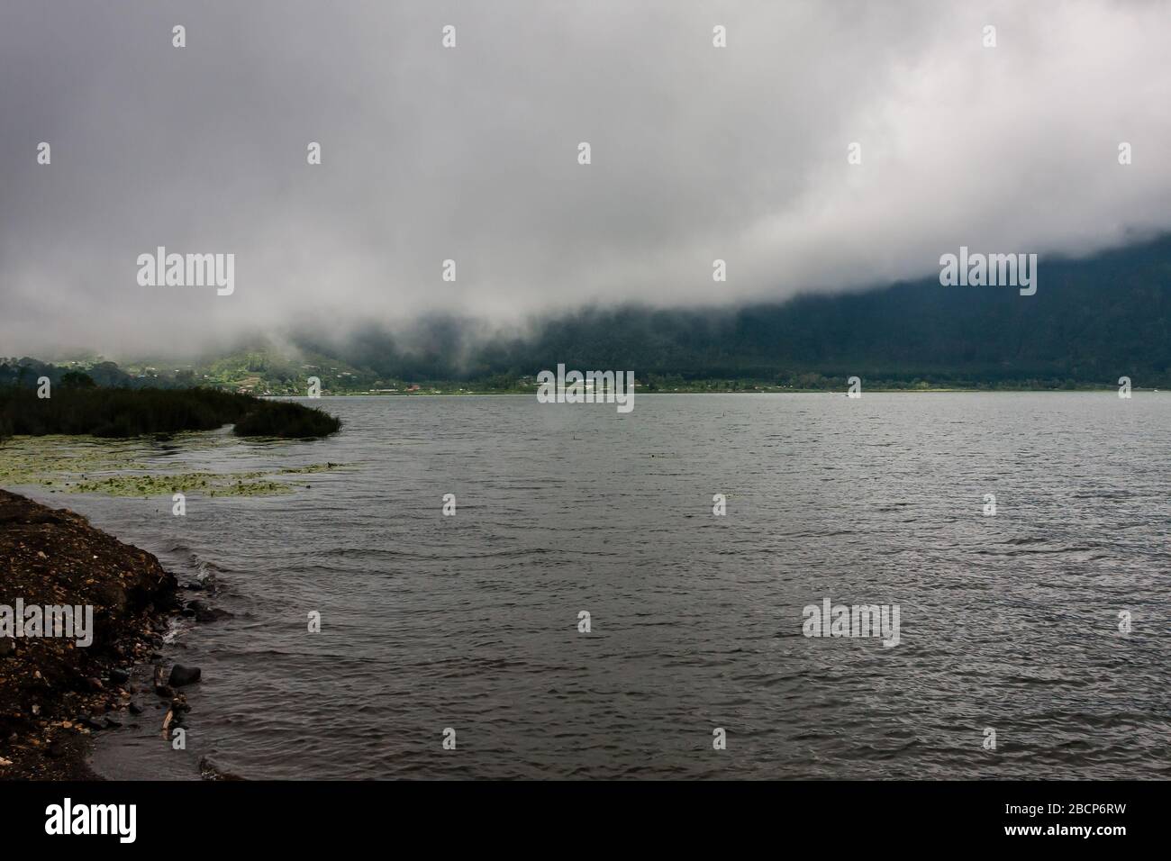 Faible obscurcissement sur le lac Batur (Danau Batur), Bali, Indonésie Banque D'Images