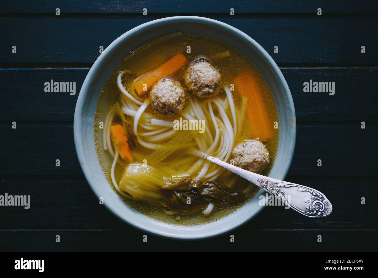 Soupe de nouilles asiatiques maison avec chou bok choi et boulettes de viande dans un bol vue de dessus Banque D'Images