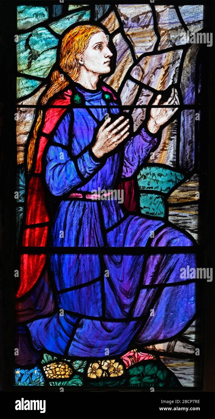 Détail de la fenêtre représentant Marie. Église Saint-Jean-Baptiste, Skelsmergh, Cumbria, Angleterre, Royaume-Uni, Europe. Banque D'Images