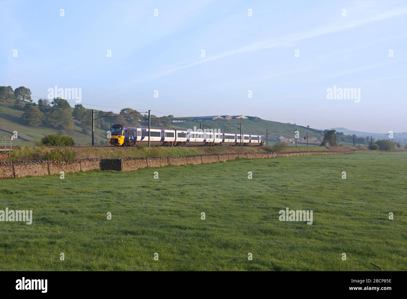 Northern Rail Siemens classe 333 train électrique 333013 en passant Snaygill à la périphérie de Skipton sur la ligne de la vallée de l'aire Banque D'Images