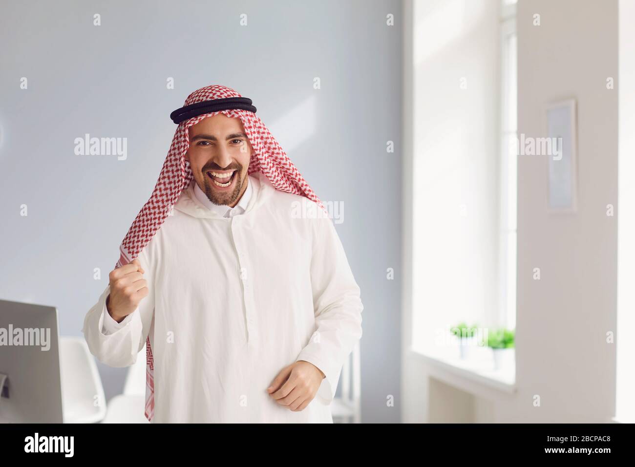 L'homme arabe est dans un bureau blanc. Banque D'Images