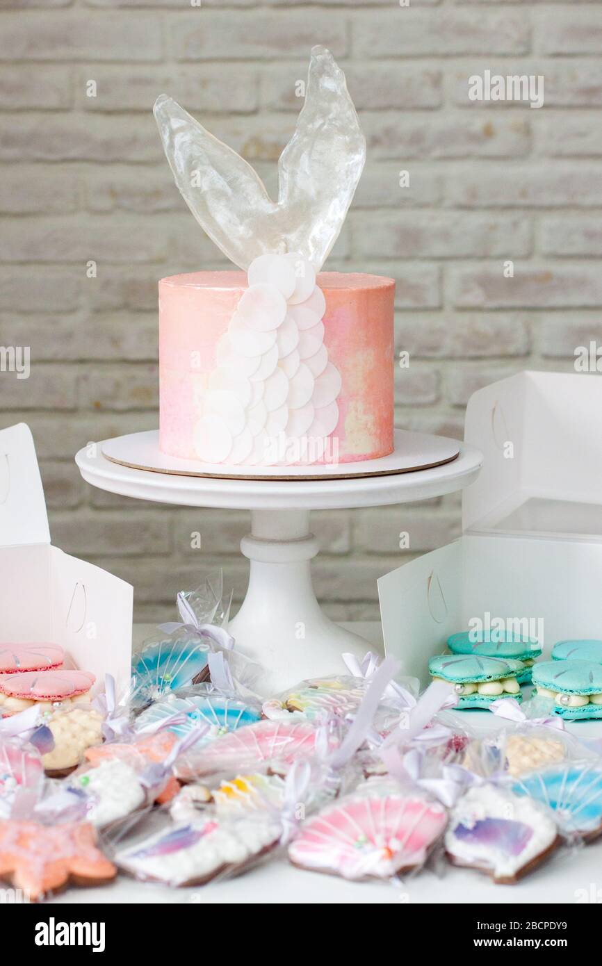 Bar A Bonbons Mermaid A Theme Avec Gateau Cupcakes Macarons Et Biscuits Macarons En Forme De Coquillages De Mer Avec Perles Gateau Rose Avec Queue De Sirene Caramel Photo Stock Alamy