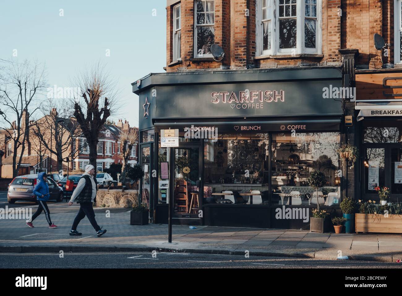 Londres, Royaume-Uni - 22 mars 2020 : café Starfish fermé à Palmers Green, une banlieue du quartier londonien d'Enfield en Angleterre, les gens qui marchent devant, Banque D'Images