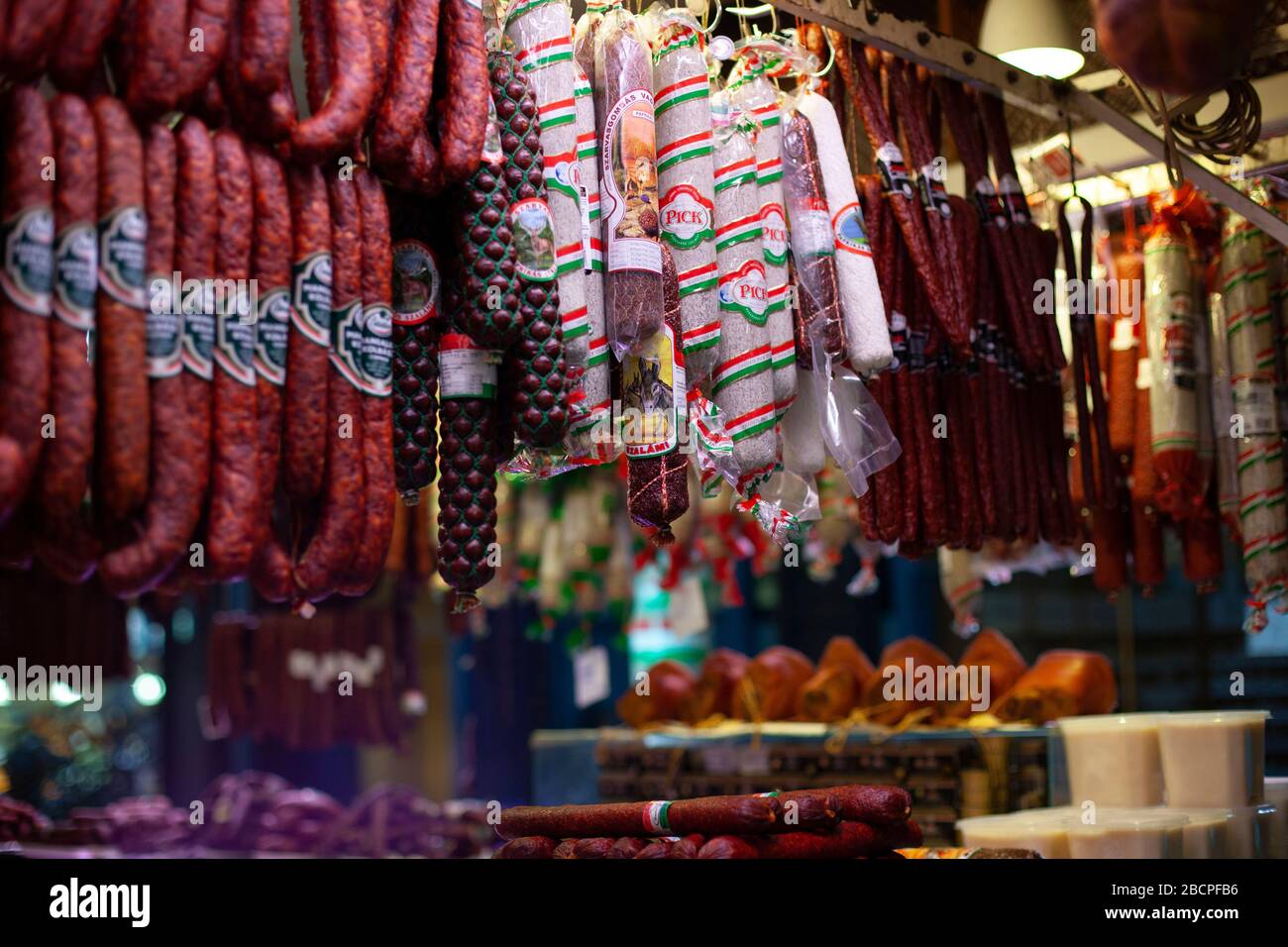 Un marché hongrois traditionnel de saucisses stalle dans la salle du marché central, Budapest, Hongrie en hiver Banque D'Images