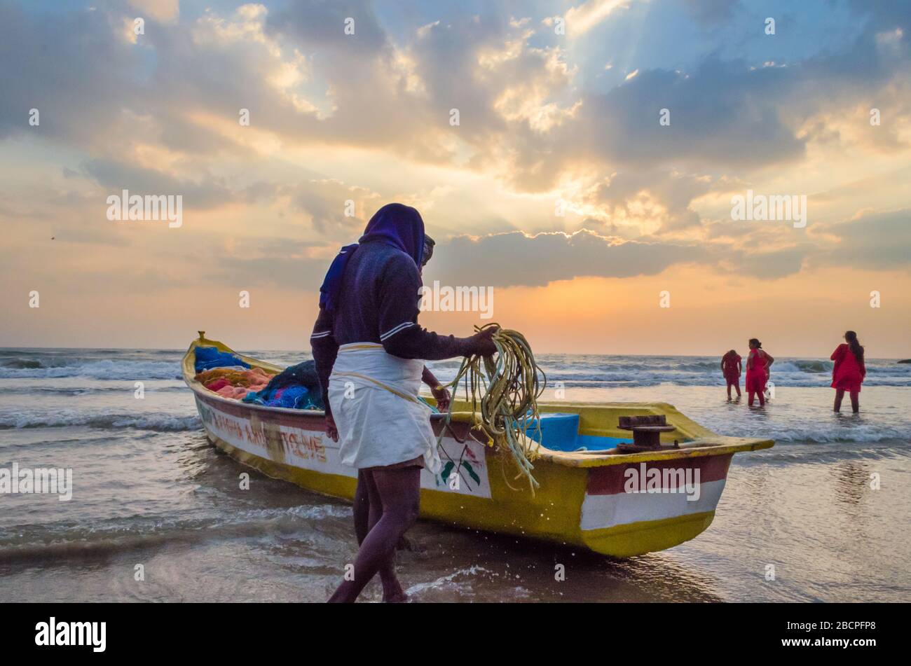 Les pêcheurs qui vont pêcher depuis les rives du Mamallapuram aka Mahabalipuram dans le Tamil Nadu, Inde Banque D'Images