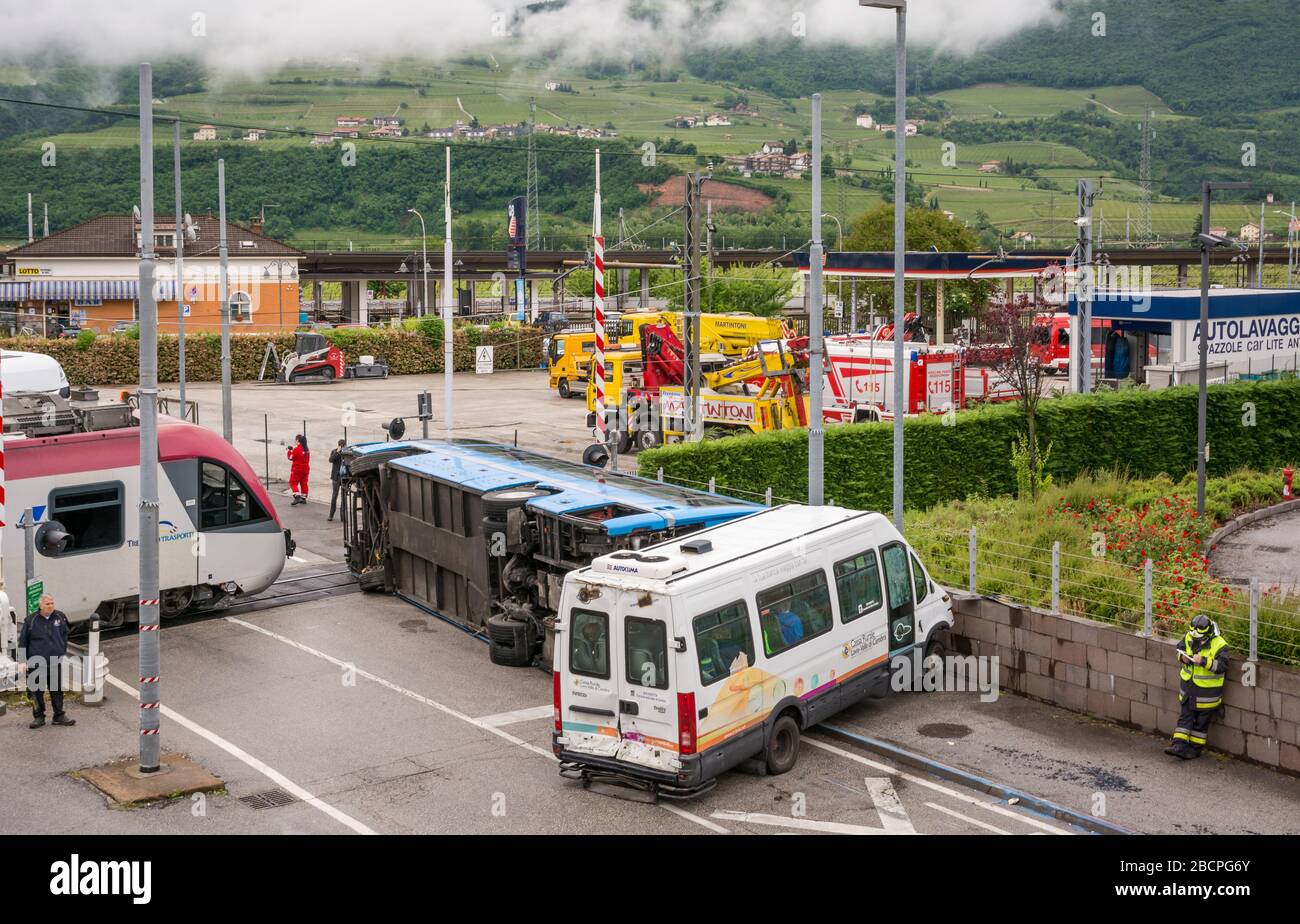 Pompiers, ambulanciers paramédicaux et croix rouge italienne en action lors d'une simulation d'accident de route avec voitures, train et camions, Trentin-Haut-Adige, nord Banque D'Images