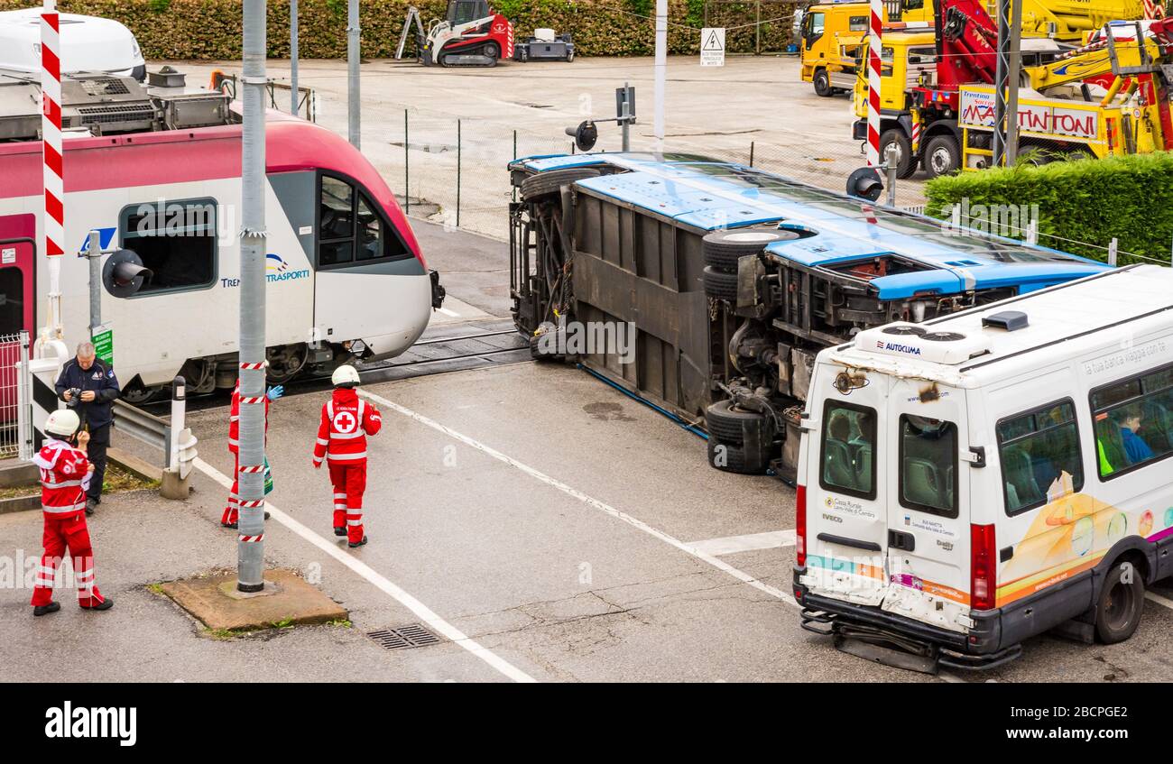 Pompiers, ambulanciers paramédicaux et croix rouge italienne en action lors d'une simulation d'accident de route avec voitures, train et camions, Trentin-Haut-Adige, nord Banque D'Images