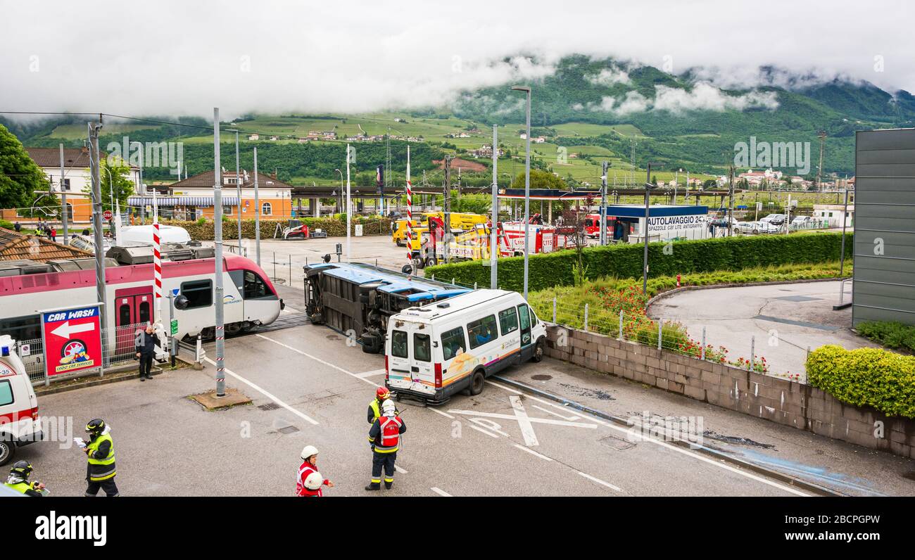 Pompiers, ambulanciers paramédicaux et croix rouge italienne en action lors d'une simulation d'accident de route avec voitures, train et camions, Trentin-Haut-Adige, nord Banque D'Images