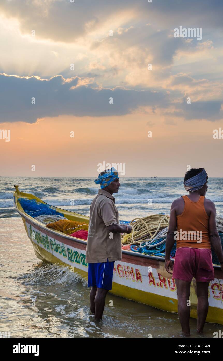 Les pêcheurs qui vont pêcher depuis les rives du Mamallapuram aka Mahabalipuram dans le Tamil Nadu, Inde Banque D'Images