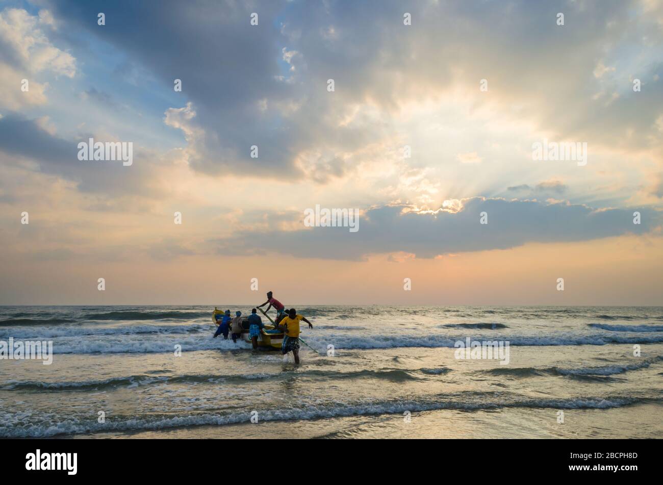 Les pêcheurs qui vont pêcher depuis les rives du Mamallapuram aka Mahabalipuram dans le Tamil Nadu, Inde Banque D'Images