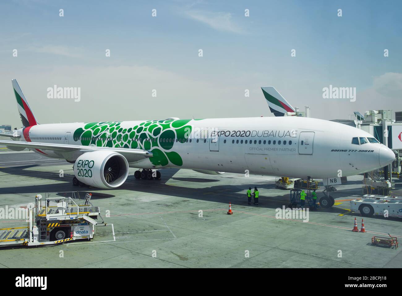 DUBAÏ, Émirats arabes Unis - 24 FÉVRIER 2020 : les appareils Boeing 777-300 (A6-ENB) les Émirats aériens se préparent au départ de l'aéroport international de Dubaï Banque D'Images