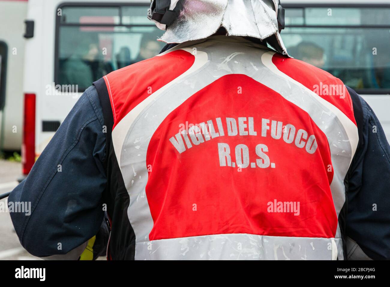 Pompiers, ambulanciers paramédicaux et croix rouge italienne en action lors d'une simulation d'accident de route avec voitures, train et camions, Trentin-Haut-Adige, nord Banque D'Images