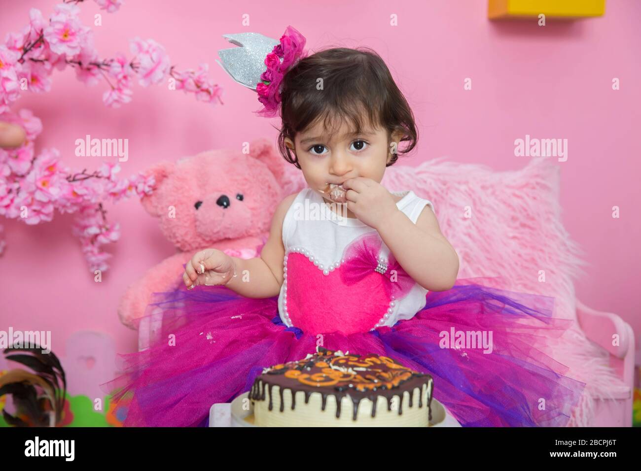 Decoration D Interieur Pour Un Enfant Anniversaire Est De 1 An Dans Decorations Pour Le Premier Anniversaire De La Fille Fete Pour Petite Fille Numero Un En Arriere Plan Bakou Photo Stock
