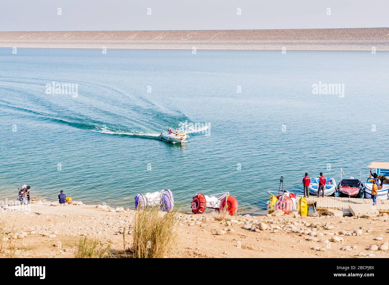 Les touristes apprécient dans le lac du barrage de Mangla, Mirpur, Azad Cachemire, Pakstan Banque D'Images
