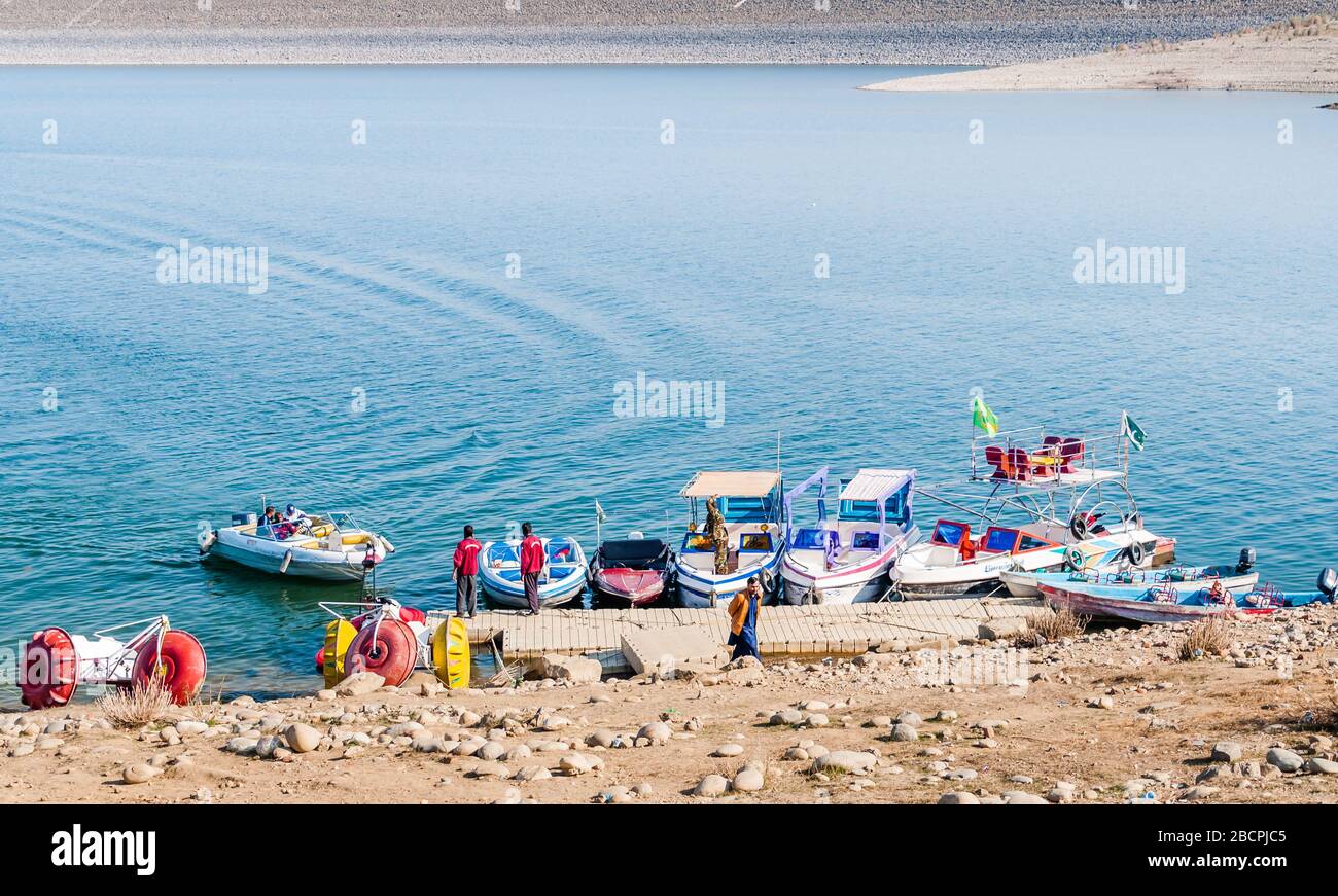 Les touristes apprécient dans le lac du barrage de Mangla, Mirpur, Azad Cachemire, Pakstan Banque D'Images