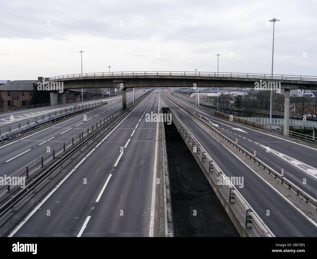 Autoroute M8 vide près du pont de Kingston à Charing Cross, Glasgow pendant le verrouillage pandémique du Coronavirus au Royaume-Uni. Banque D'Images