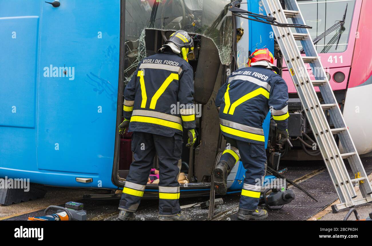 Pompiers, ambulanciers paramédicaux et croix rouge italienne en action lors d'une simulation d'accident de route avec voitures, train et camions, Trentin-Haut-Adige, nord Banque D'Images