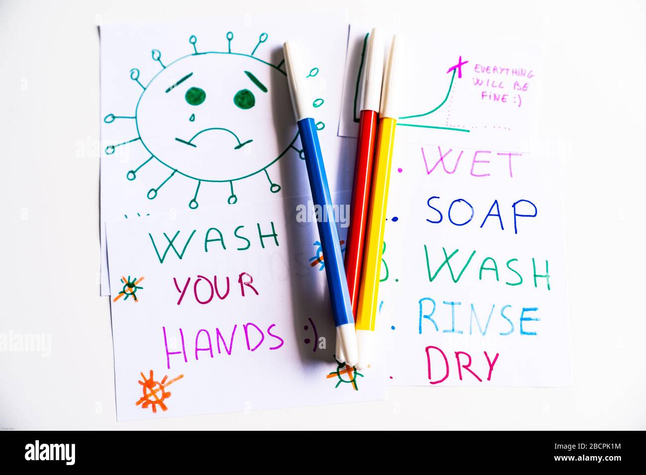 Dessins par un enfant de messages positifs pour le coronavirus avec trois marqueurs. Lavez-vous les mains. Banque D'Images