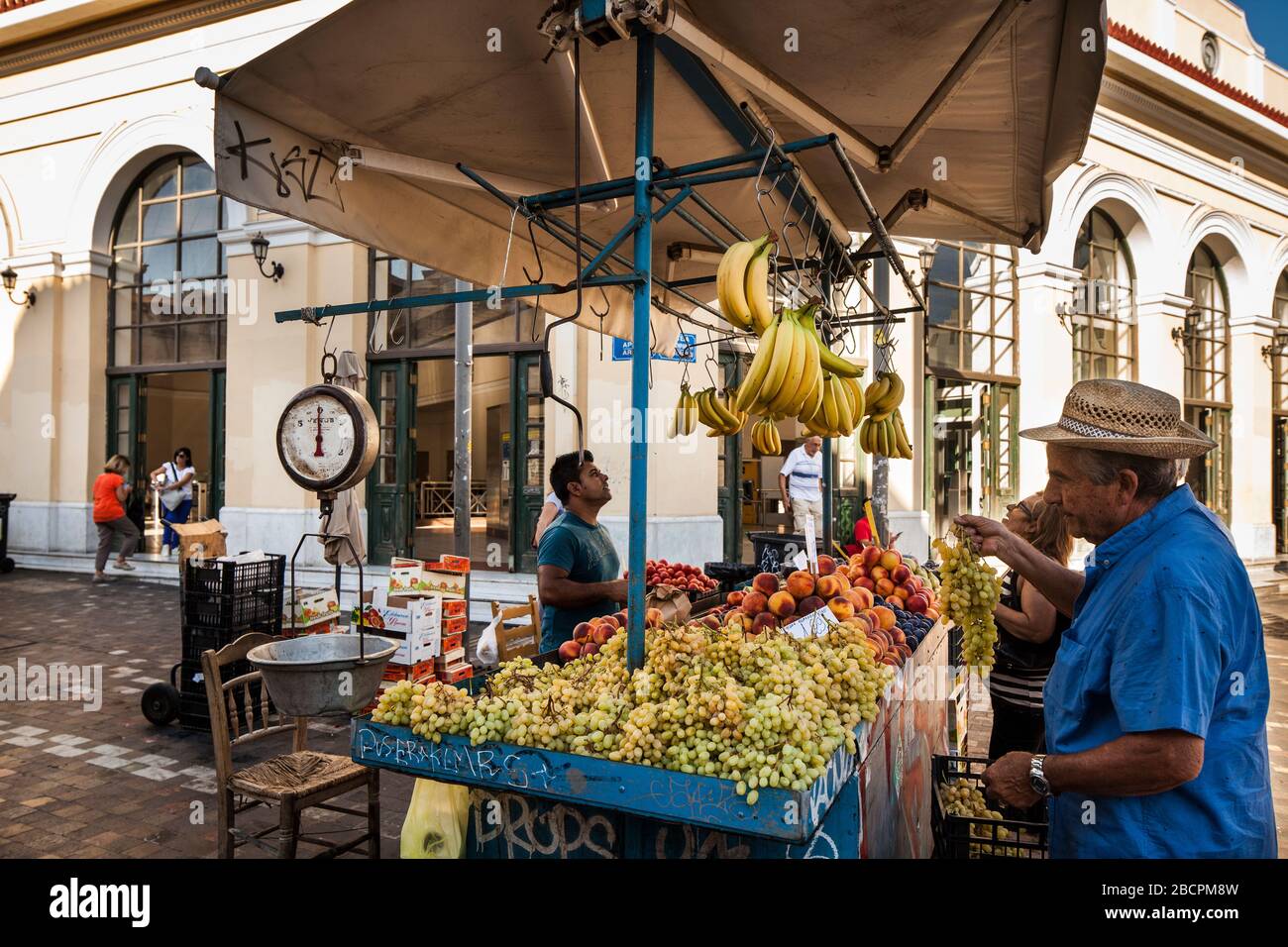 Grèce, Athènes: Vendeur local de fruits à la place Omonia Banque D'Images