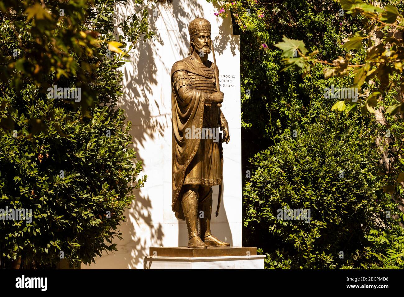 Grèce, Athènes: Statue de Saint Constantin XI, dernier empereur de Byzantium, trouvé sur la place Mitropoleos où se trouve la cathédrale Banque D'Images