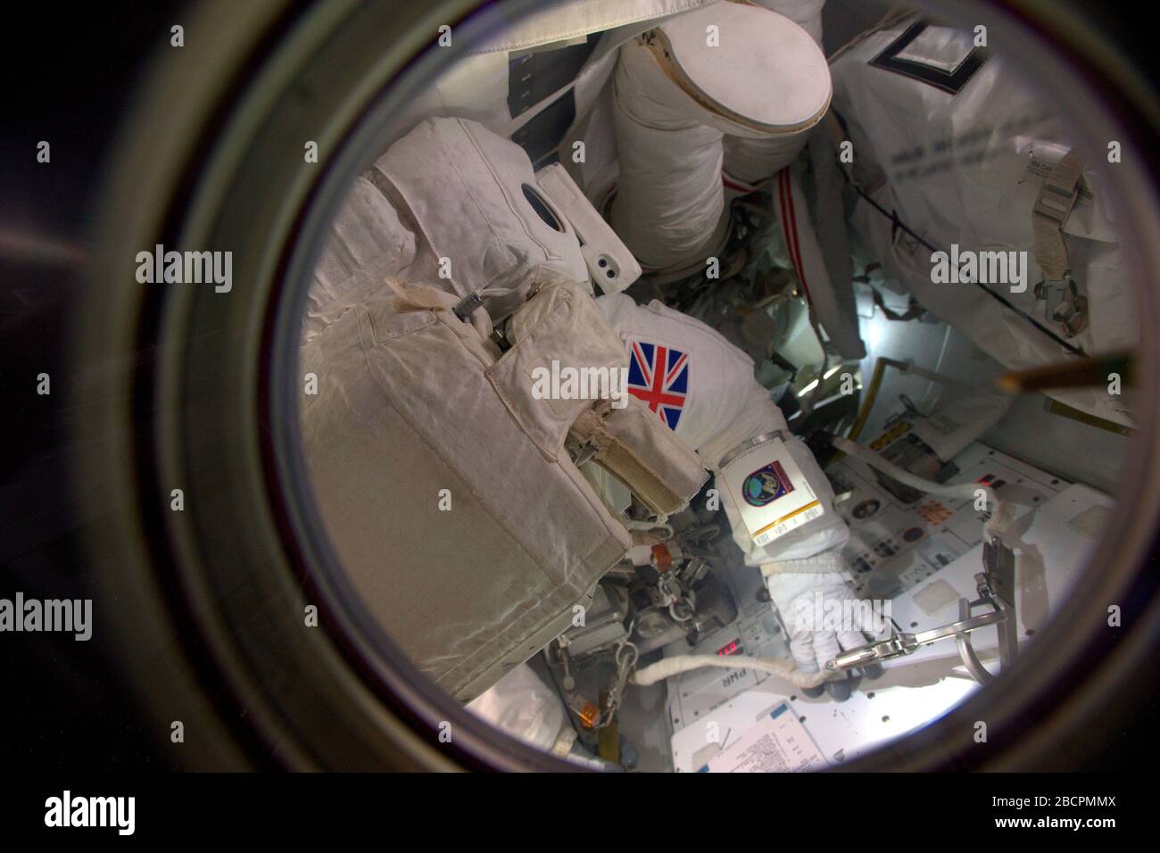 ISS - 15 janvier 2016 - l'astronaute britannique de l'ESA Tim Peake et l'astronaute de la NASA Tim Kopra dans l'écluse de la Station spatiale internationale dans son espace spatial Banque D'Images